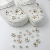 Daisy Pearl Charm Set — Élégance Édition | طقم زينة أحذية لؤلؤ وزهور فاخر