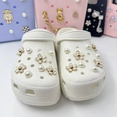 Daisy Pearl Charm Set — Élégance Édition | طقم زينة أحذية لؤلؤ وزهور فاخر