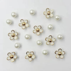 Daisy Pearl Charm Set — Élégance Édition | طقم زينة أحذية لؤلؤ وزهور فاخر
